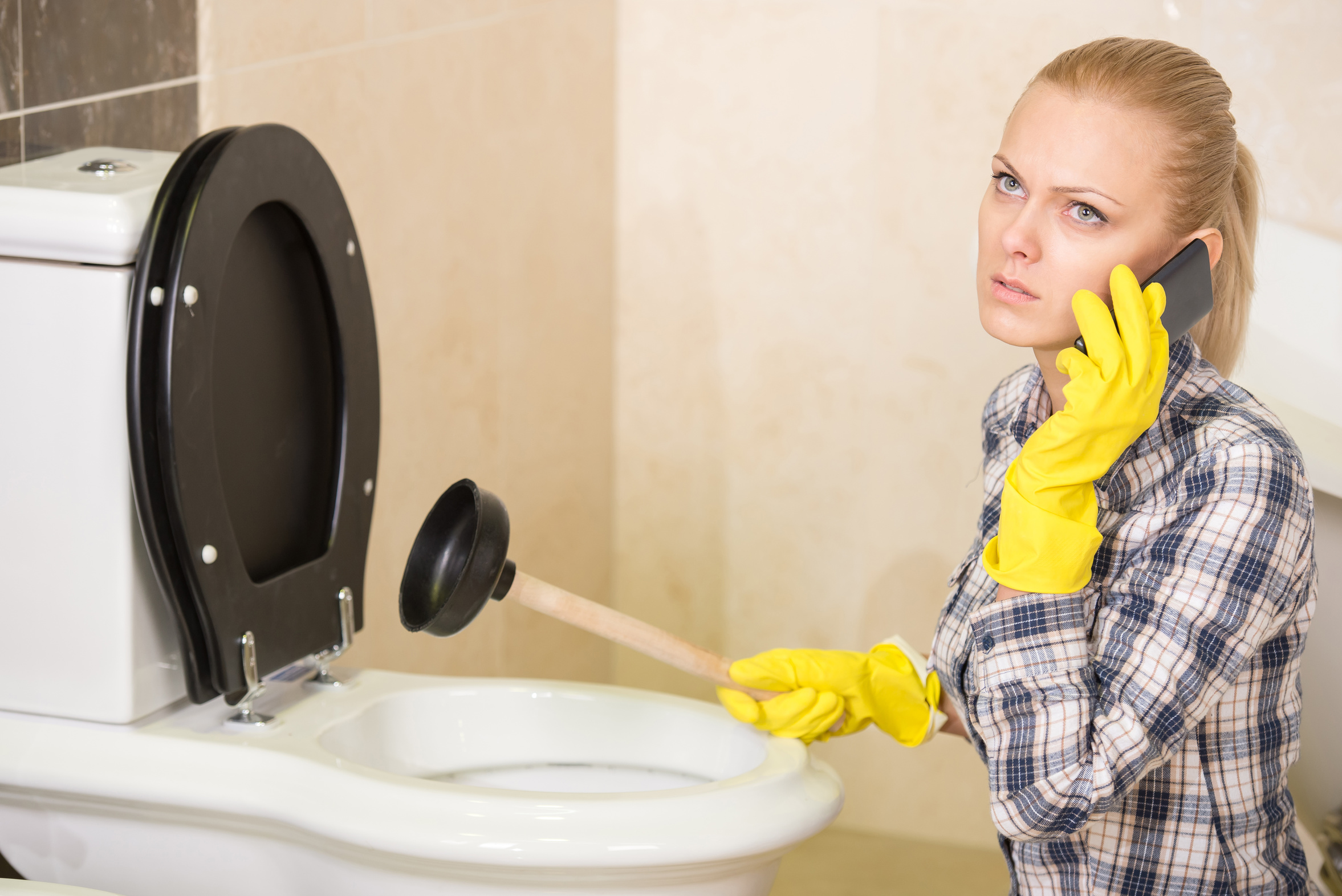 Débouchage d'une toilette.